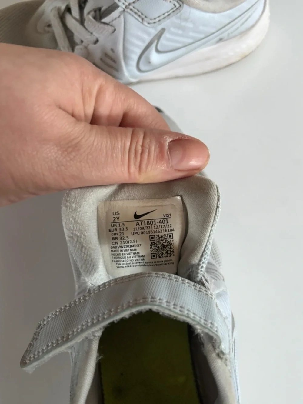 Nike Kids Sneakers Size 2Y White Running Shoes Athletic Velcro - Picture 7 of 7